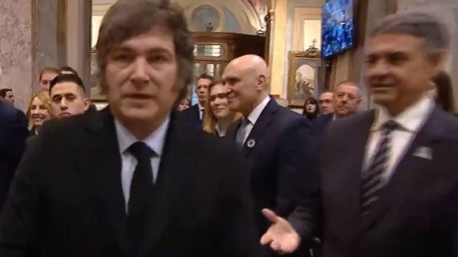El momento en el que Milei esquiva el saludo de Jorge Macri en la Catedral de Buenos Aires.