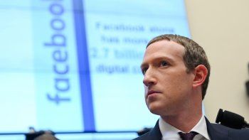 EN PROBLEMAS. El dueño del gigante de internet, Mark Zuckerberg había sorteado otros cuestionamientos, pero la fuerza de la demanda anticipa que deberá batallar para mantener su reinado.&nbsp;