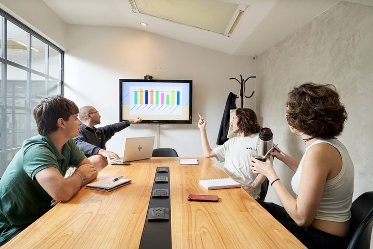 Es ideal que también se dispongan de espacios para presentaciones grupales Es ideal que también se dispongan de espacios para presentaciones grupales