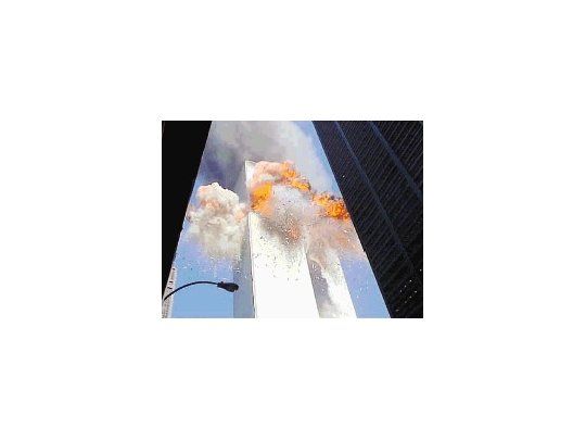 La Torres Gemelas en el momento de ser impactadas por uno de los aviones