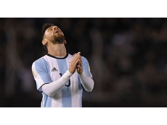 Messi reza para que no se repita la historia.