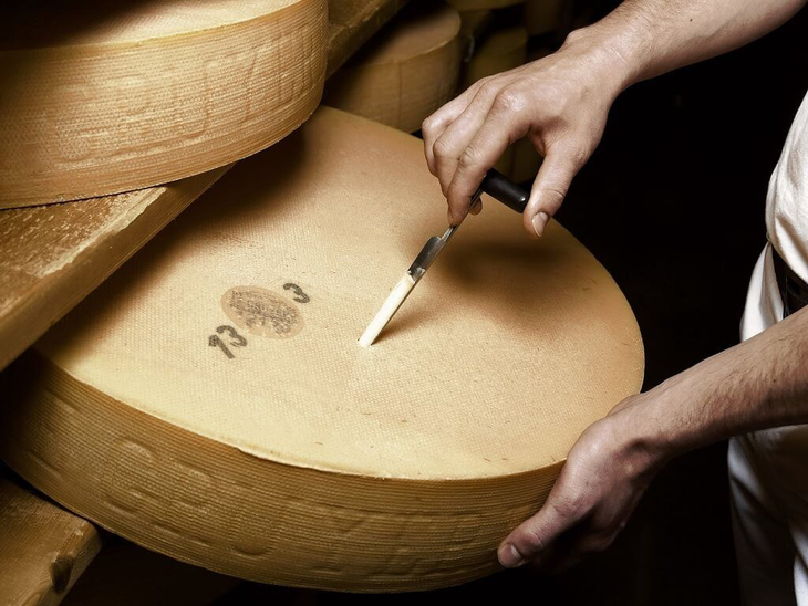 La empresa de la víctima es Grana Padano, que produce quesos similares al parmesano y muy populares en el norte de Italia.