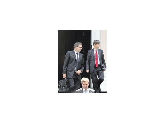Los representantes de la troika, Poul Thomsen (FMI), Matthias Mors (UE) y Klaus Masuch (BCE), salen del Ministerio de Finanzas heleno tras acordar nuevo ajuste fiscal.