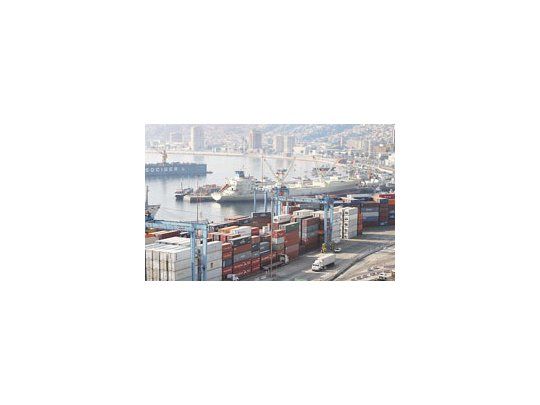 El paro tuvo un fuerte impacto en las exportaciones, especialmente en las de frutas, el vino y el cobre. La situación obligó al Gobierno a intervenir en el conflicto.