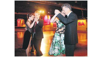 Mauricio Macri ayer bailó con exganadores del Campeonato Mundial de Tango en el Centro Municipal de Exposiciones, donde se realiza la décima edición del festival.