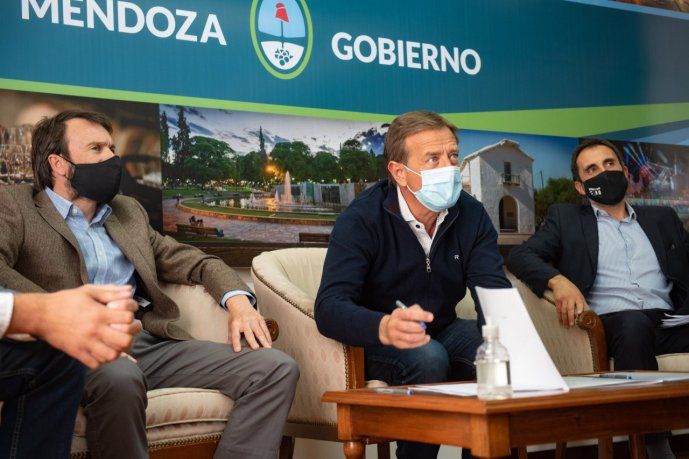 Obras. Rodolfo Suarez puso en marcha ayer el “Programa Municipal de Agua y Saneamiento”, un guiño a los intendentes aliados.