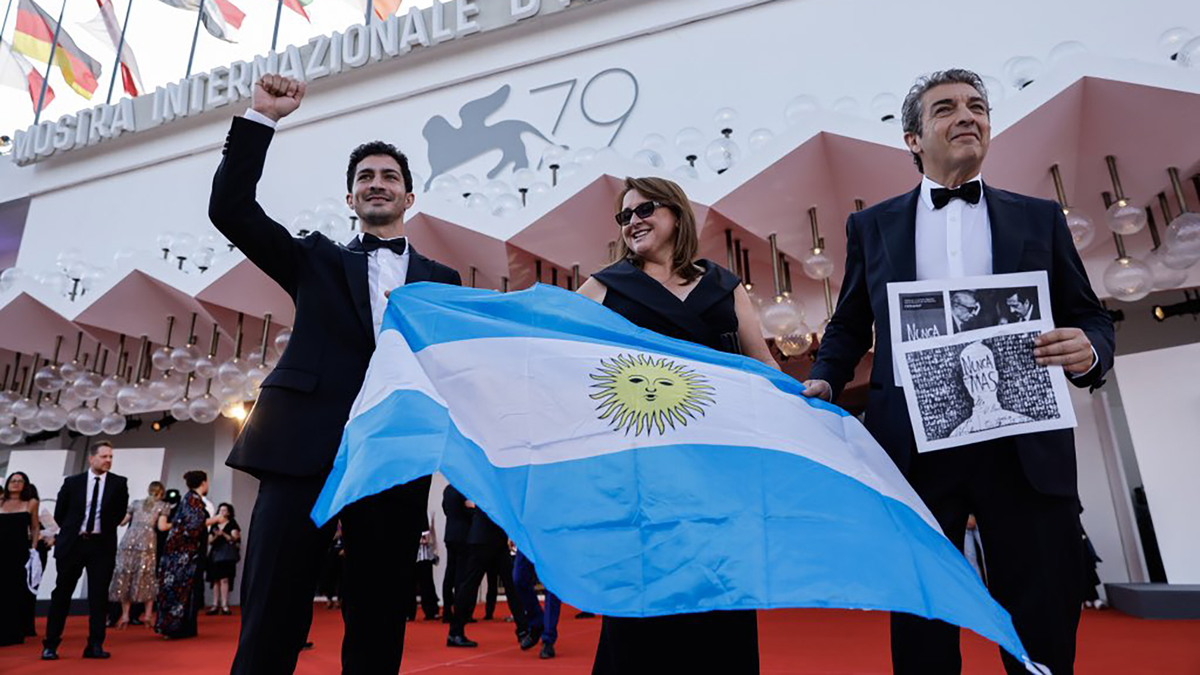 El equipo de "Argentina, 1985" desplegó la celeste y blanca en el Festival de Venecia