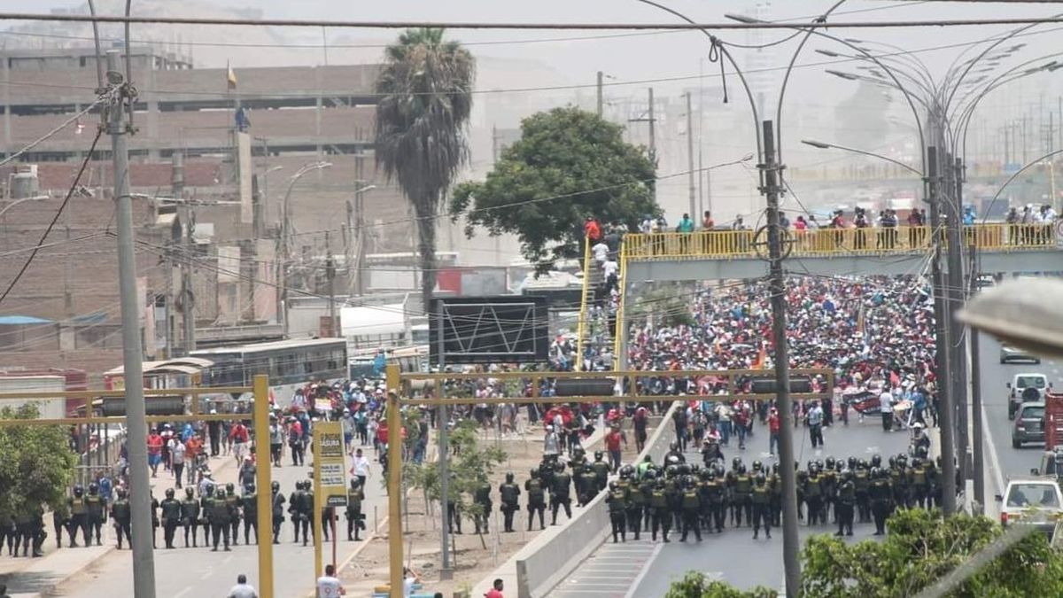 Peru will use the Army to clear roadblocks