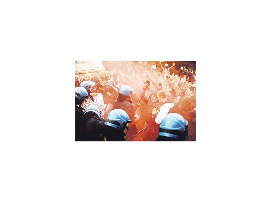 Estudiantes chocan en Roma con la Policía en las afueras de la Cámara de Diputados, en momentos en que el cuerpo trataba la reforma educativa que más tarde sería aprobada.