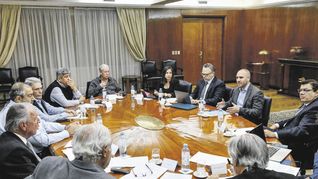 Mesa redonda. La UIA, CGT y el gabinete económico se reunieron nuevamente para acordar la reapertura rápida de paritarias.