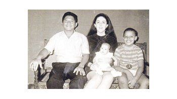 Hollywood prepara un documental sobre la madre del presidente de EE.UU. Stanley Ann Dunham (arriba, con el pequeño Barack, el indonesio Lolo Soetoro, su segundo marido, y la hija de ambos, Maya Soetoro Ng).