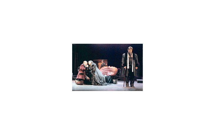 ámbito.com | Soledad de la Rosa, como Violetta, Santiago Burgi como Alfredo y Enrique Gibert Mella como Giorgio Germont en el sufrido acto del sacrificio.