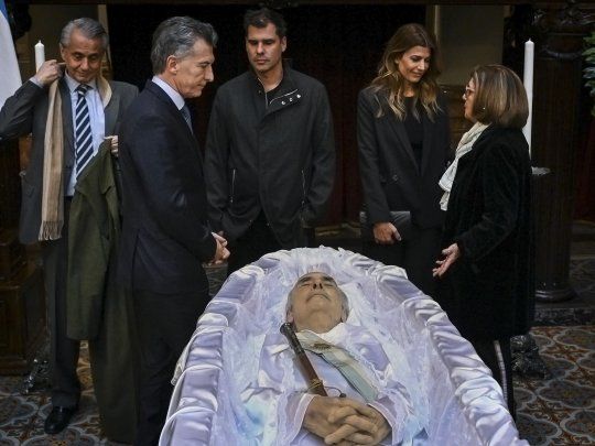 El presidente Macri durante la despedida a De la Rúa