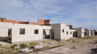 La vivienda sorprende por dos acres con lago, pileta y decoración de estilo georgiana.&nbsp;