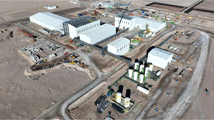 Sal de Vida, ubicado en el Salar del Hombre Muerto, en Catamarca, demandó una inversión de u$s700 millones y suma una capacidad de producción de 15.000 toneladas anuales de carbonato de litio. La planta forma parte de la expansión de Rio Tinto en la Argentina, junto con Fénix 1B, y ambas instalaciones aportan 25.000 toneladas anuales adicionales de capacidad.