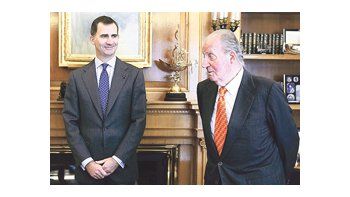 ámbito.com | El príncipe heredero, Felipe de Borbón, parece la última tabla de salvación para la monarquía española, dada la impopularidad en la que ha caído una figura otrora respetada, el rey Juan Carlos, cuya abdicación desea el 62% de la gente.