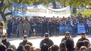 La bandera desplegada en la ceremonia del 9 de julio.