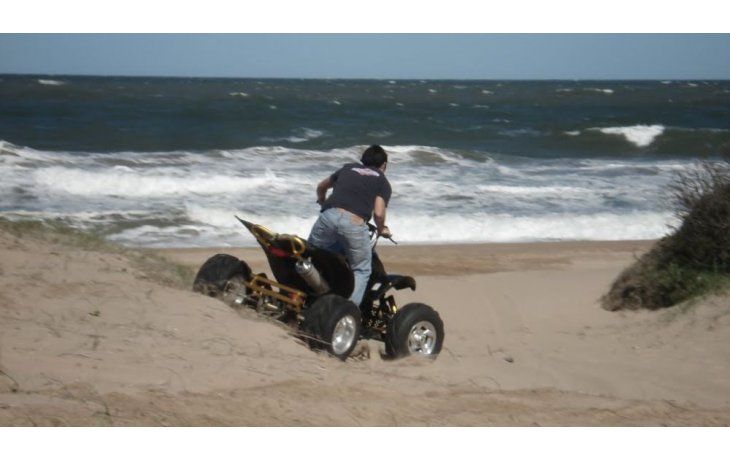 La mujer más complicada presenta traumatismo de cráneo con pérdida de conocimiento y una lesión en la columna con compromiso lumbar.
