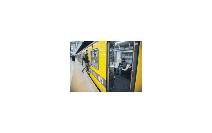 El viernes a la noche salió de las estaciones el último tren que prestó servicio. El paro fue total y anoche los activistas decidieron continuarlo hasta hoy a la noche.