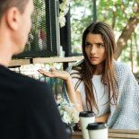 Algunas conductas durante una conversación pueden decir más de lo que parece a simple vista.