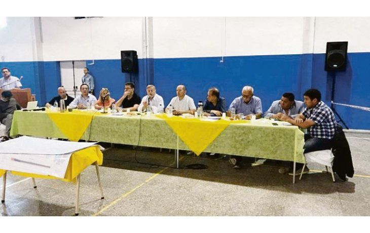 Mesa. El ministro de Energía llegó a la pequeña localidad de Telsen, en Chubut, donde pidió a dirigentes provinciales que se abra el debate por el proyecto minero. “Desde el Gobierno nacional no venimos a imponer nada”, dijo.