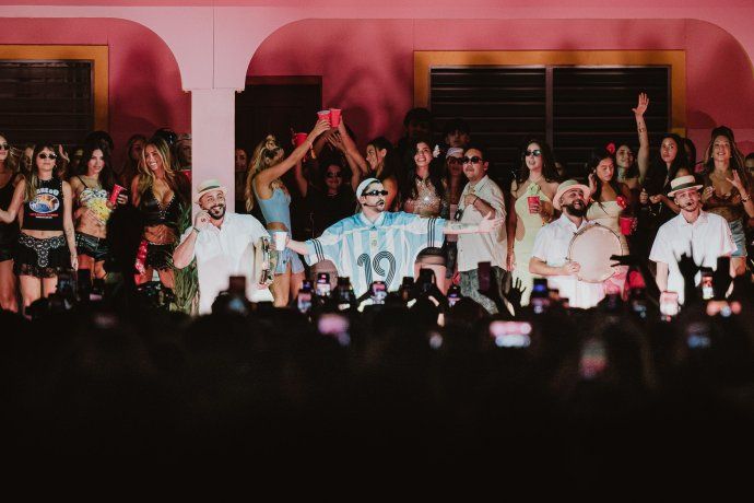 Bad Bunny contó con una escenografía icónica, con la casita vip montada en su última presentación en el Super Bowl el fin de semana pasado. Bad Bunny contó con una escenografía icónica, con la casita vip montada en su última presentación en el Super Bowl el fin de semana pasado.