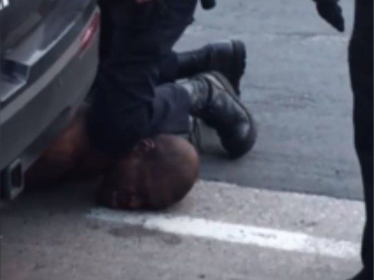 Derek Chauvin, el agente responsable de la muerte de Floyd, lo asfixió durante 8 minutos y 46 segundos.