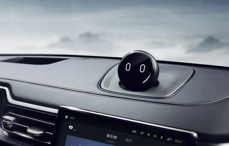 Además de ofrecer información sobre el clima y la navegación, NOMI permite que los usuarios den órdenes verbales para controlar diversos aspectos del vehículo, como la temperatura, las ventanas, o incluso para tomar una selfie y proyectarla en la pantalla del auto.