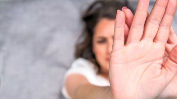 Debido a las restricciones, las mujeres y los niños sevieron atrapados en hogares poco seguros.