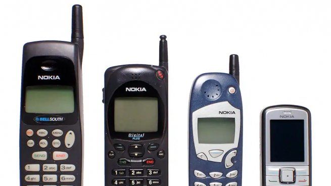 Este dispositivo móvil es del año 1996 y según el vendedor lleva 25 años guardado y viene con cargador.