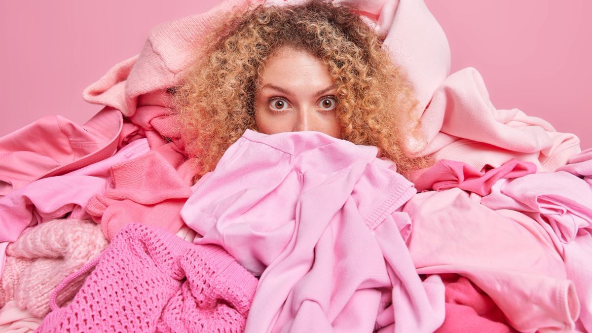 With this trick you will never worry about yellow stains again: how to clean colored t-shirts