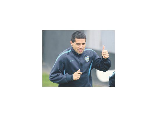 Juan Román Riquelme sonríe (está feliz) y levanta el pulgar diciendo que va a jugar, mientras Juan Pablo Carrizo demuestra sus aptitudes. El domingo será el superclásico.