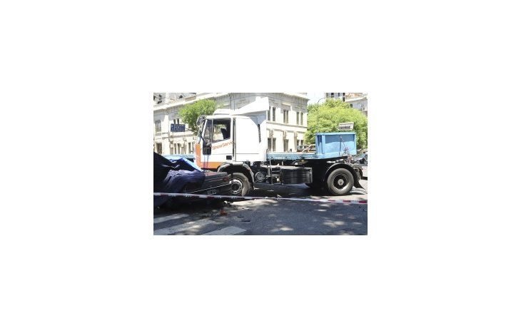 Dos muertos por un choque entre un auto y un camión