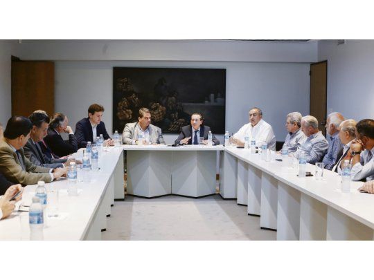 Acuerdo. El ministro Dante Sica y el secretario Jorge Triaca encabezaron el martes el encuentro con la CGT, la UIA y las cámaras de Comercio y Construcción. Se pactó el bono de $5.000 y la nueva instancia previa a despidos.