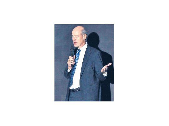 Para Joachim Maier es necesario levantar el cepo,  pero antes hay que generar confianza. De lo contrario no ve techo para el dólar: “Puede llegar a 15 pesos, a 18 o a 20”.