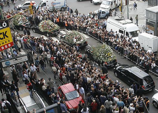El cortejo fúnebre que traslada los restos de Mercedes Sosa, parte del Congreso hacia el cementerio de la Chacarita.