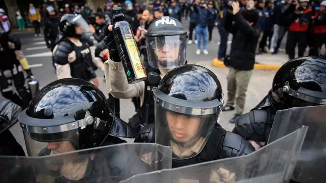 Como ocurre todos los miércoles, los jubilados se concentran en las afueras del Congreso.
