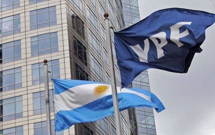 S&P mejoró la nota de la deuda de YPF, en sintonía con el alza para la calificación soberana. S&P mejoró la nota de la deuda de YPF, en sintonía con el alza para la calificación soberana.