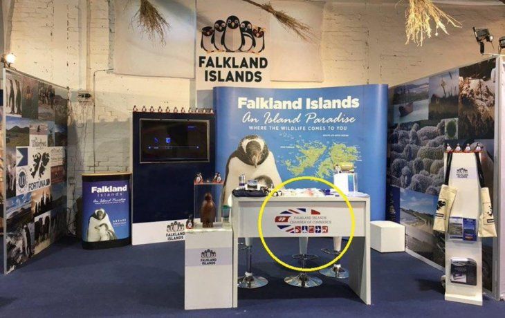 Stand de las Islas Malvinas en una feria de Uruguay, bajo la denominación inglesa: Falkland Islands.