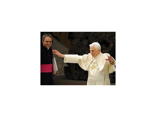 Benedicto XVI saluda durante la audiencia pública en el Vaticano.