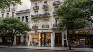 Edificio de academicismo francés con ornamentación en fachada, balcones con herrería trabajada y molduras, muchos de estos elementos traídos desde Europa en barco o replicados con técnicas de la época Edificio de academicismo francés con ornamentación en fachada, balcones con herrería trabajada y molduras, muchos de estos elementos traídos desde Europa en barco o replicados con técnicas de la época