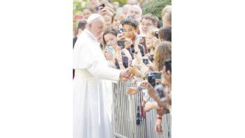 ámbito.com | Luego del discurso, Francisco saludó a la multitud desde el balcón del Capitolio, escoltado por el presidente de la Cámara de Representantes,  el republicano John Boehner, y el vicepresidente, Joseph Biden. Antes de dejar Washington, el Papa rompió el pro