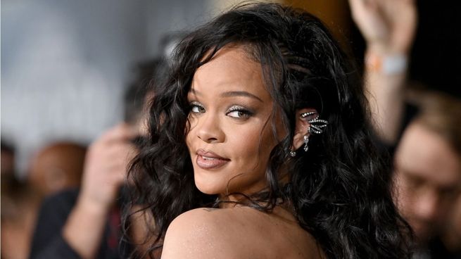 Rihanna, nacida en Barbados, superó una infancia difícil para construir un imperio que hoy vale miles de millones y redefine el éxito global.