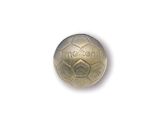 Réplica de la pelota de fútbol del Mundial en EE.UU. hecha por Jeff Koons. Este «souvenir», que podría pagarse centavos en cualquier parte, cuesta 300.000 dólares por la firma de su autor.