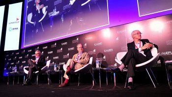 economistas rechazaron dolarizacion y exigieron pacto politico para bajar el gasto