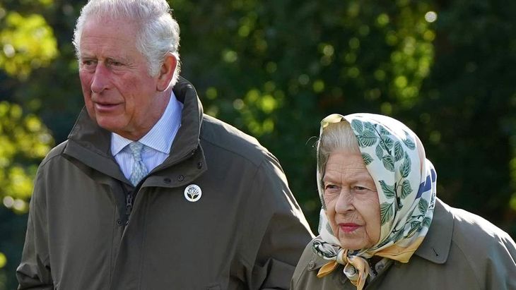 La reina Isabel y el príncipe Carlos, una sucesión progresiva en Reino Unido.