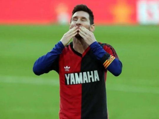 Homenaje. El día que Lionel Messi homenajeó a Diego Maradona usando la camiseta que había vestido en su paso por la Lepra. 