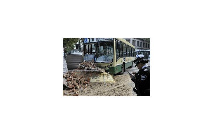 Al menos cuatro personas resultaron con lesiones por el accidente.