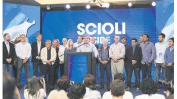 Alberto Pérez y el gabinete sciolista aparecieron, pasadas las 18, en el búnker del FpV en medio de pronósticos negativos. El resultado terminó más ajustado de lo que suponían los propios funcionarios.