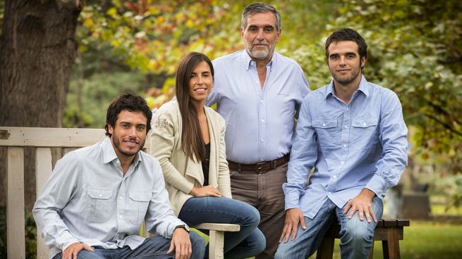 José Alberto Zuccardi (segunda generación) y sus tres hijos, Miguel, Julia y Sebastián.&nbsp;
